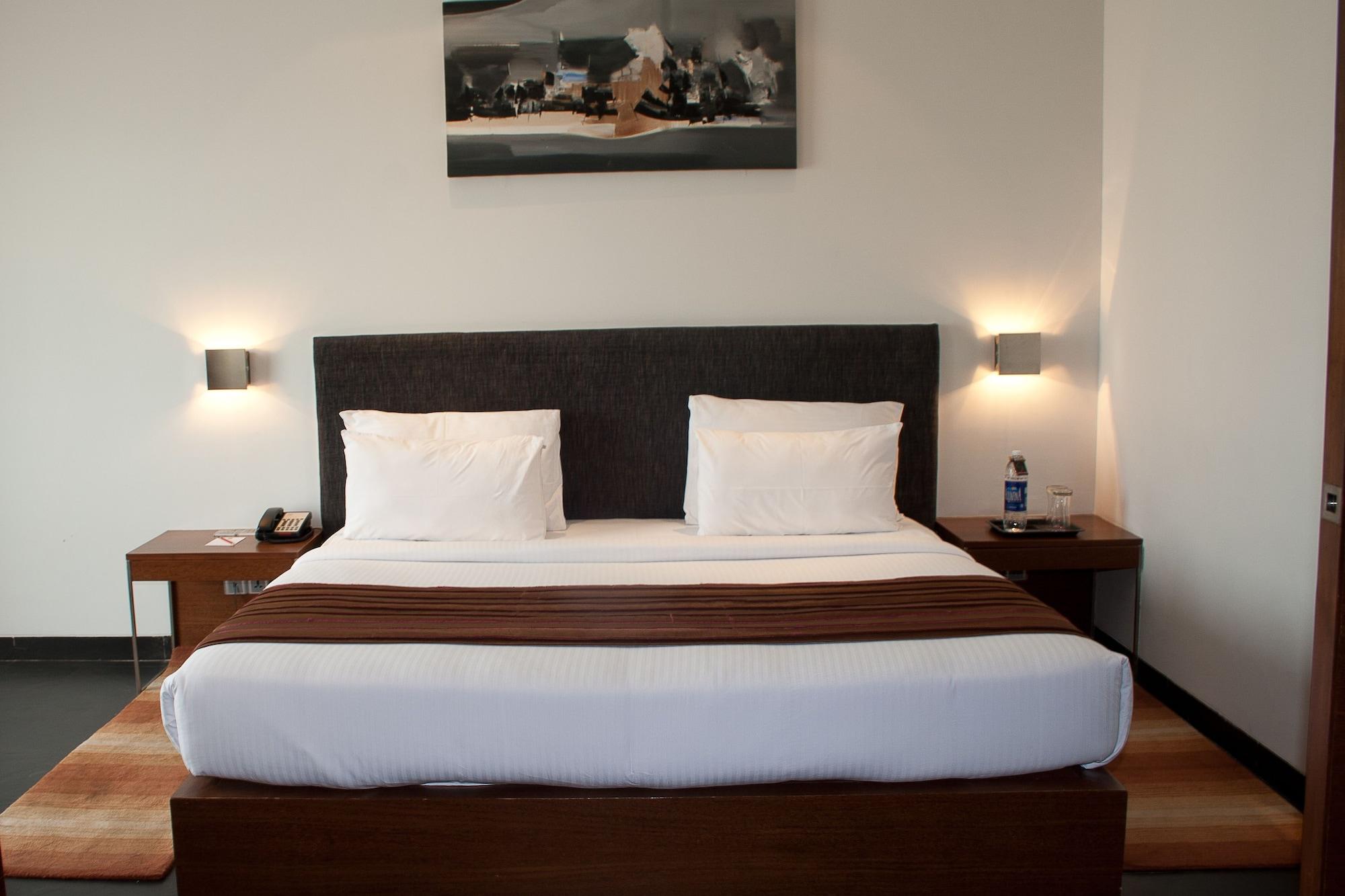 Hotel Parc Estique Pune Esterno foto