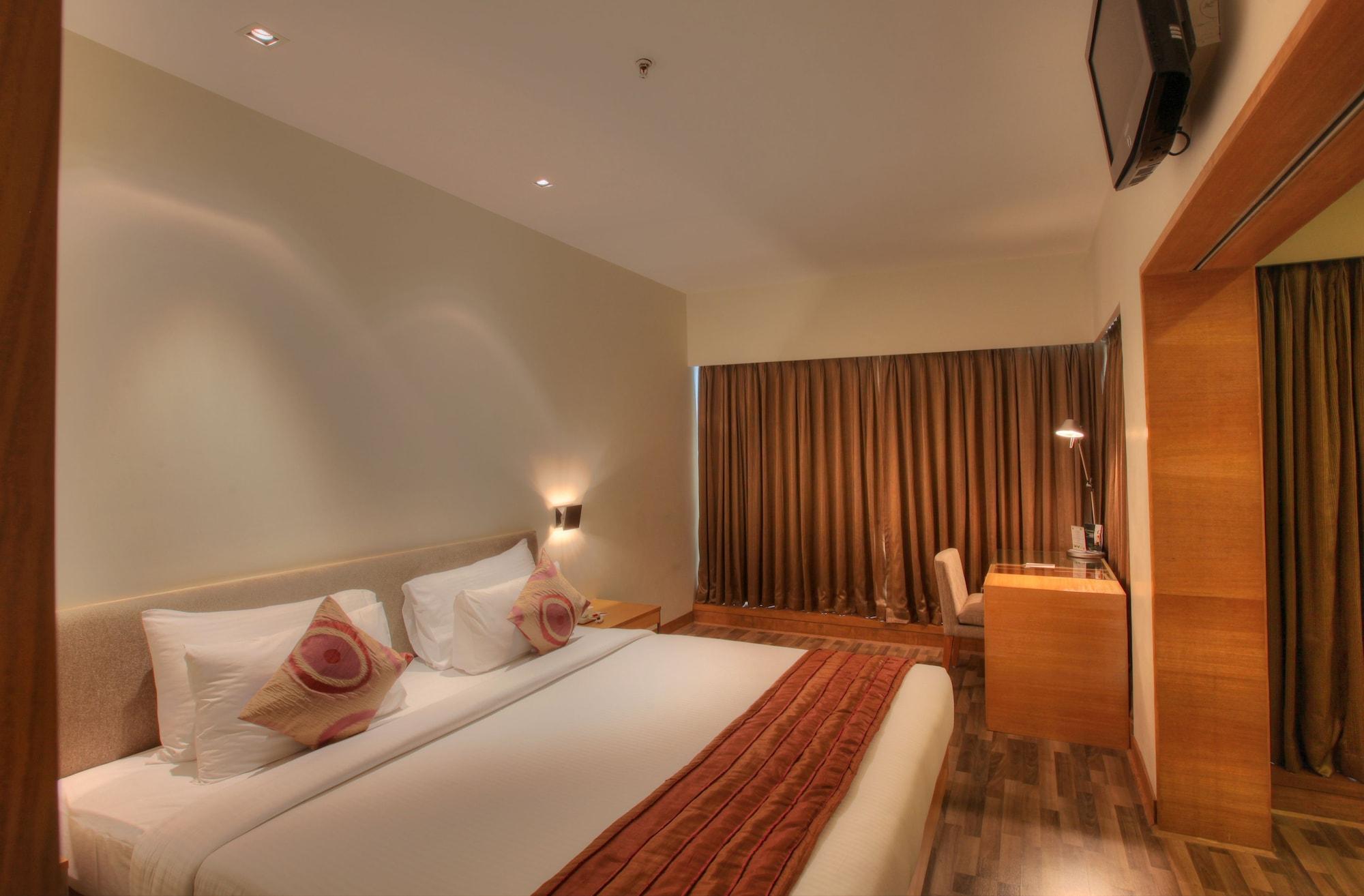Hotel Parc Estique Pune Esterno foto