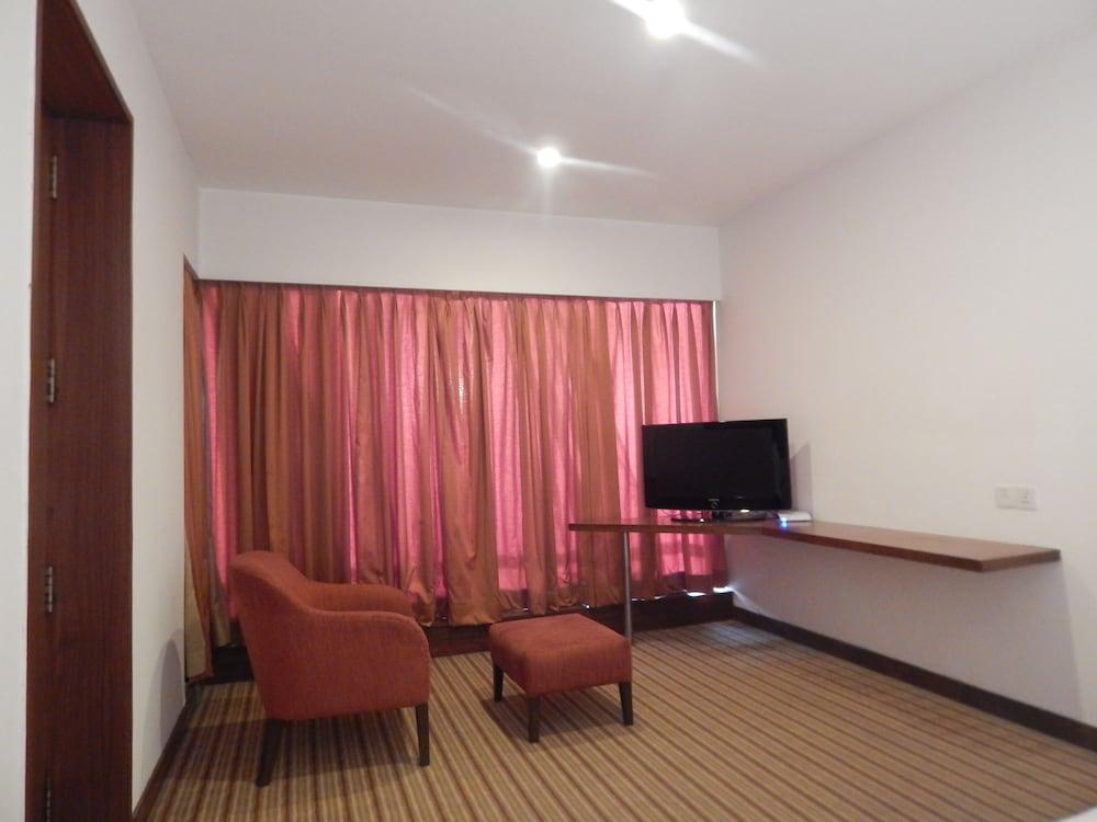 Hotel Parc Estique Pune Esterno foto