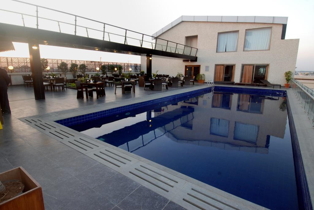 Hotel Parc Estique Pune Esterno foto