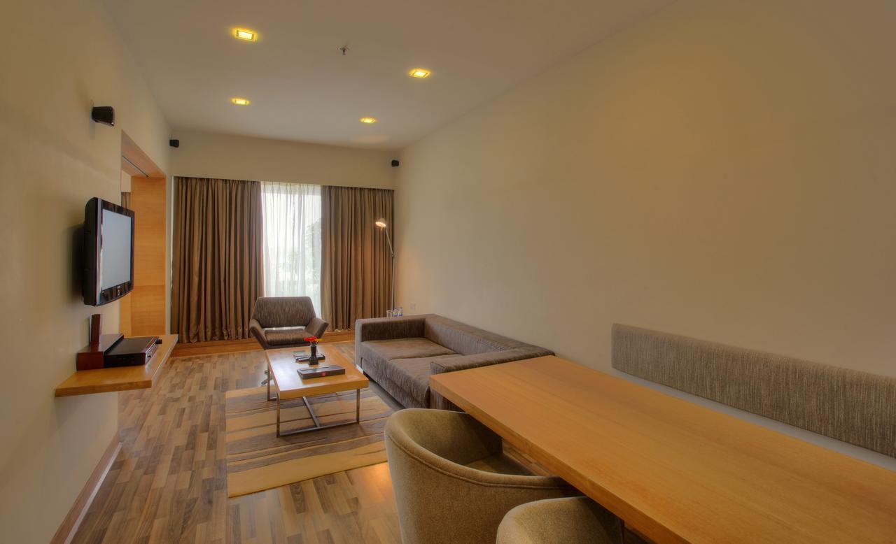 Hotel Parc Estique Pune Esterno foto
