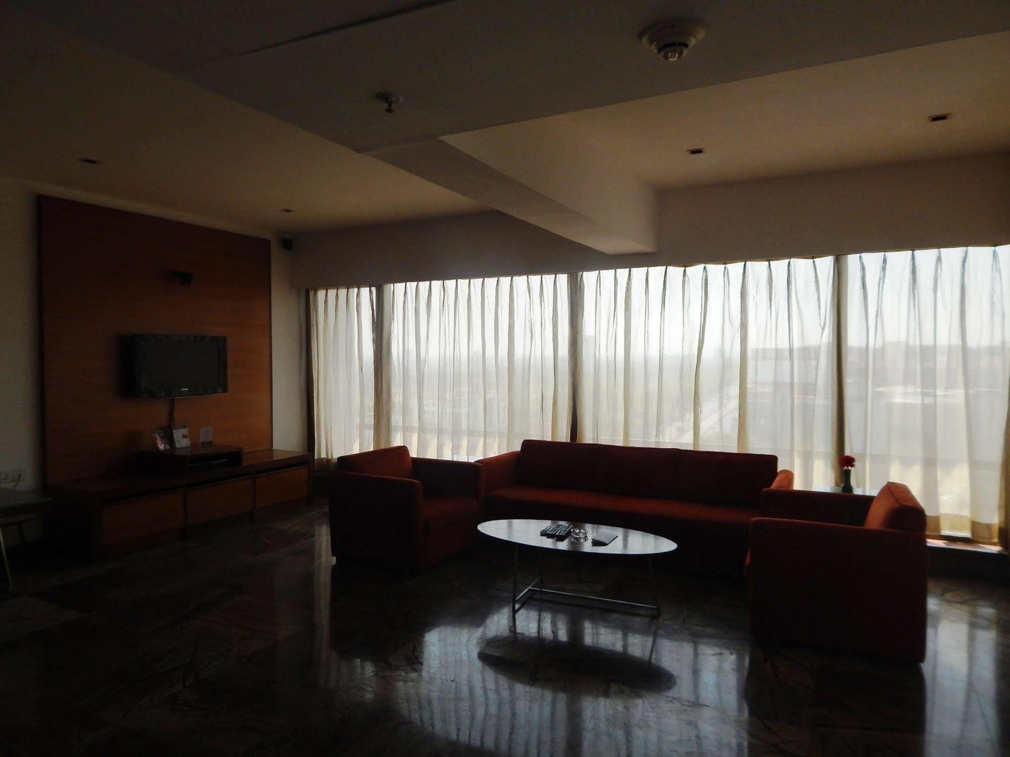 Hotel Parc Estique Pune Esterno foto