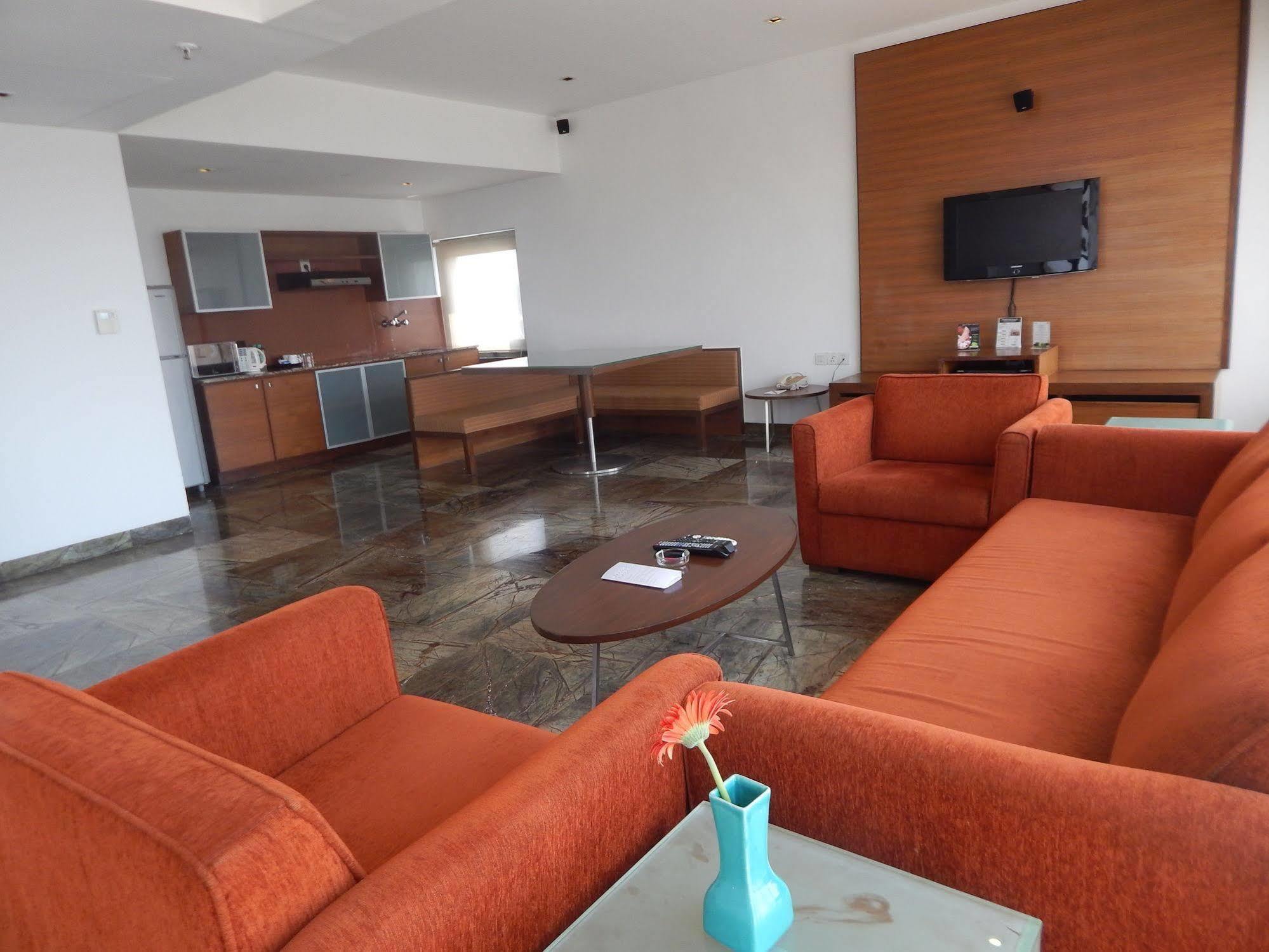 Hotel Parc Estique Pune Esterno foto