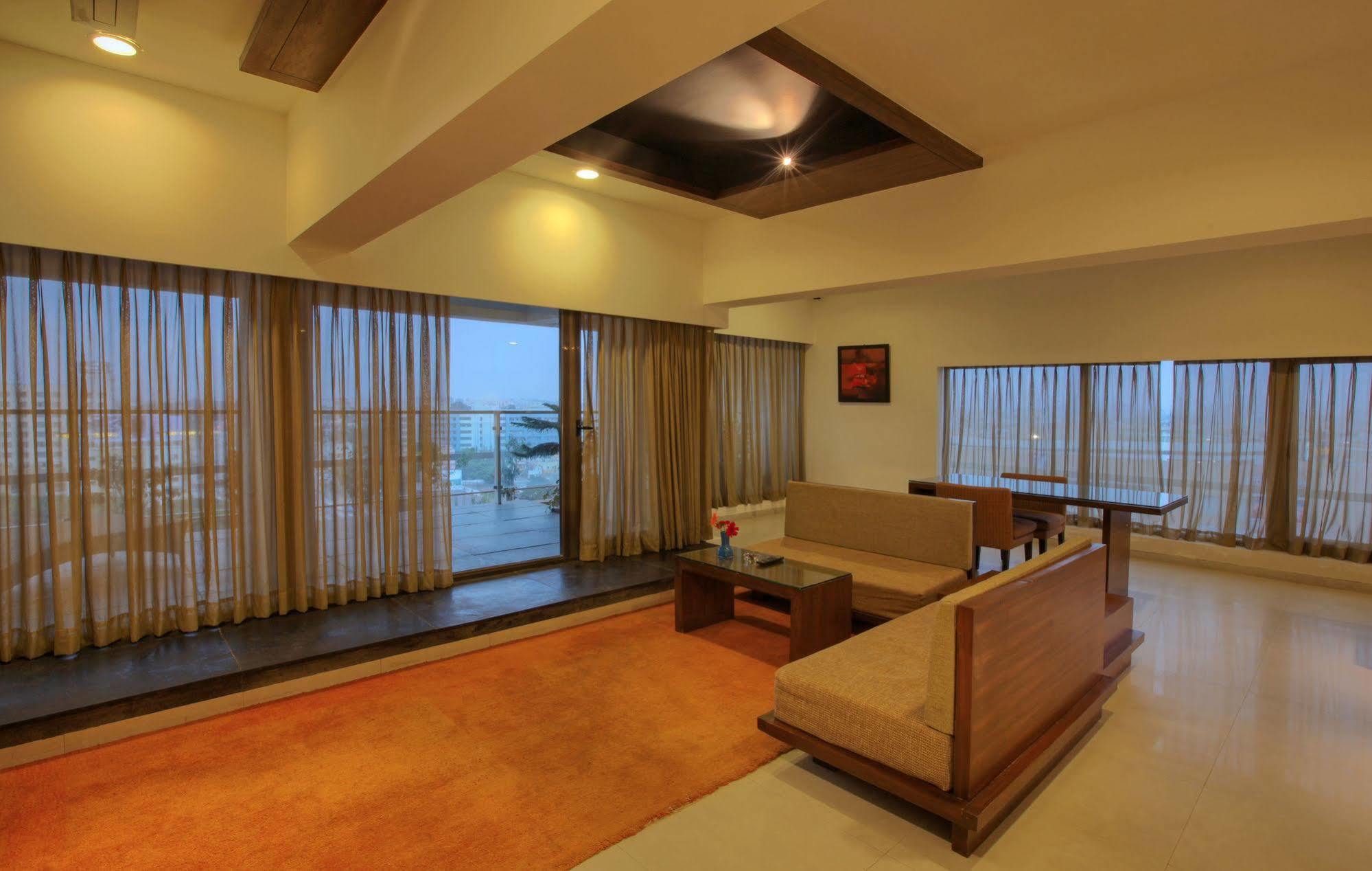 Hotel Parc Estique Pune Esterno foto