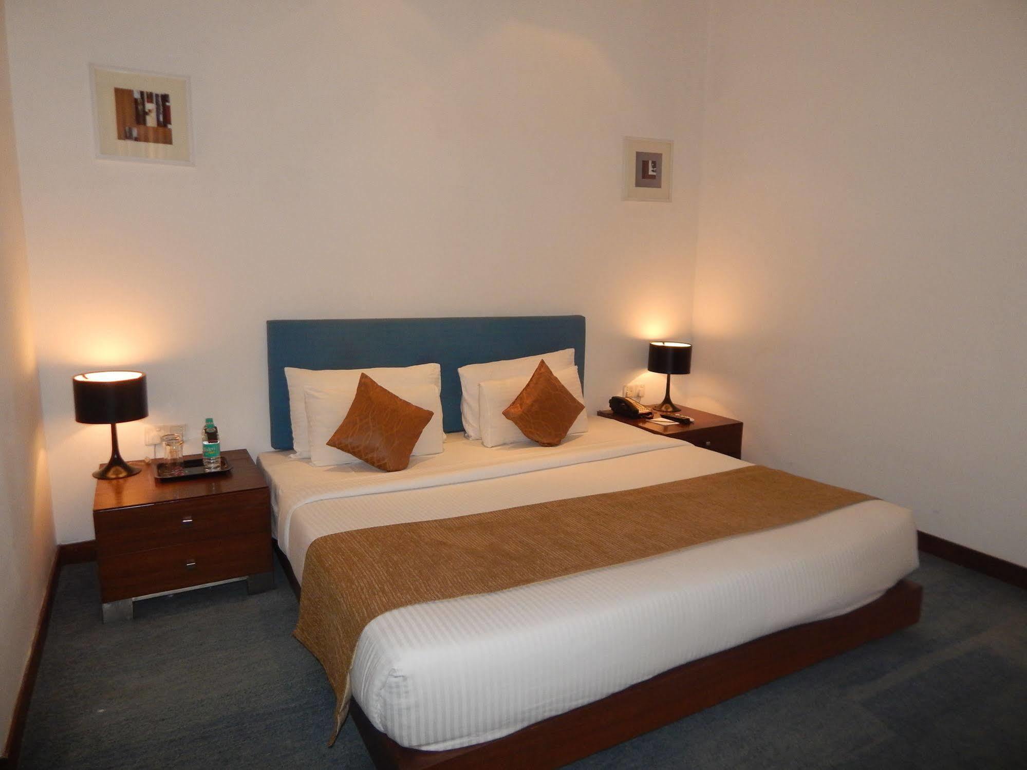 Hotel Parc Estique Pune Esterno foto