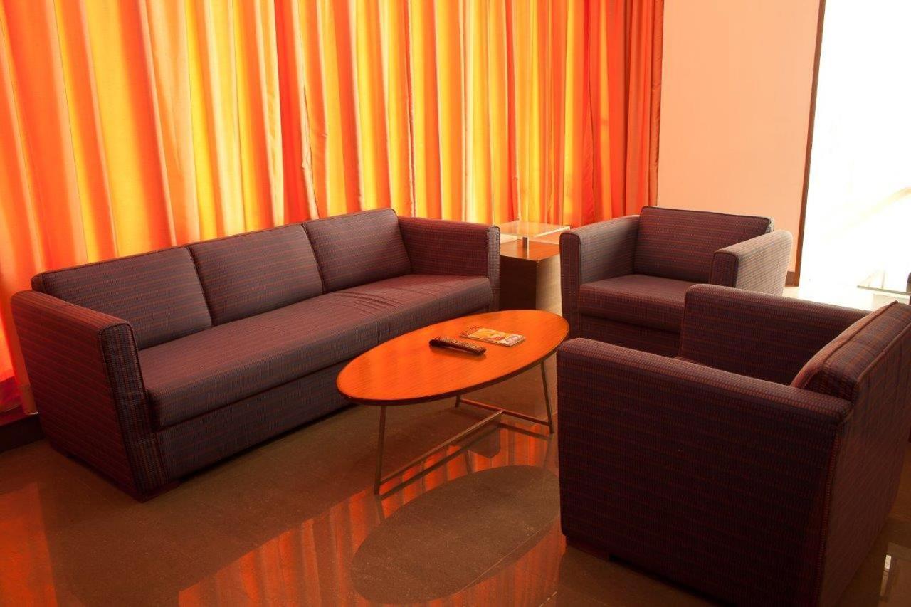 Hotel Parc Estique Pune Esterno foto